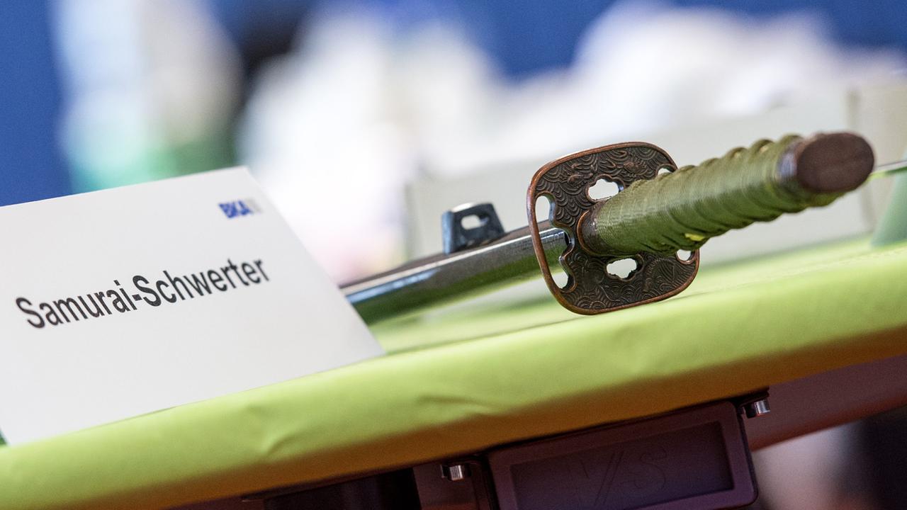 Dieses Samurai-Schwert auf einem Tisch im Bundeskriminalamt in Wiesbaden wurde bei einer Razzia gegen Betreiber und Nutzer illegaler Plattformen im Internet sicher gestellt. Dieses Samurai-Schwert auf einem Tisch im Bundeskriminalamt in Wiesbaden wurde bei einer Razzia gegen Betreiber und Nutzer illegaler Plattformen im Internet sicher gestellt.