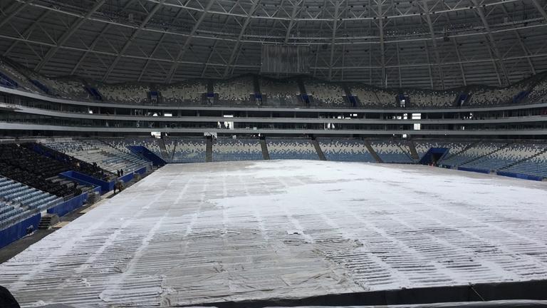 Blick auf das unfertige Spielfeld im WM-Stadion im russischen Samara. Blick auf das unfertige Spielfeld im WM-Stadion im russischen Samara.