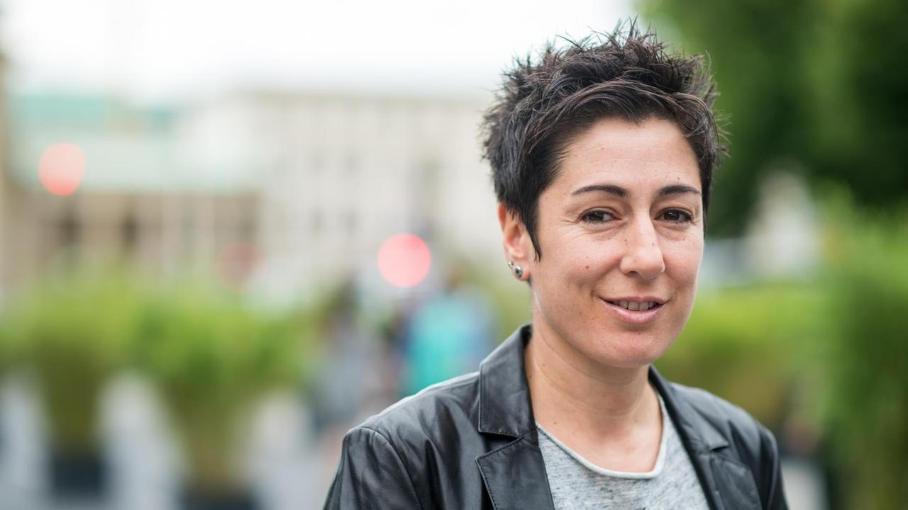 TV-Journalistin Dunja Hayali kommt am 08.07.2015 zur Modenschau von Guido Maria Kretschmer bei der Mercedes-Benz Fashion Week in Berlin. Portraifoto. TV-Journalistin Dunja Hayali kommt am 08.07.2015 zur Modenschau von Guido Maria Kretschmer bei der Mercedes-Benz Fashion Week in Berlin. Portraifoto.