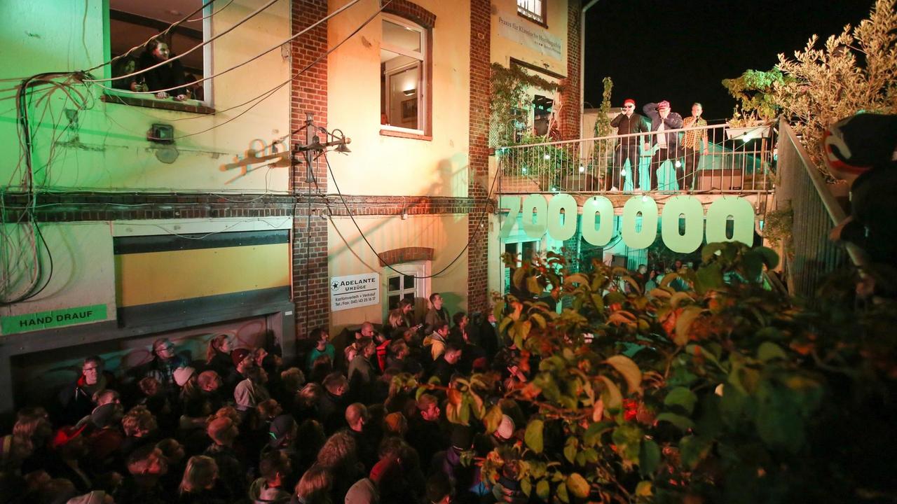 Die Band Fettes Brot tritt bei einem Solidaritätskonzert für den Erhalt des alteingesessenen Werkshofs "Bernie" in der Bernstorffstraße in Altona am 28.09.2018 auf. Die Band Fettes Brot tritt bei einem Solidaritätskonzert für den Erhalt des alteingesessenen Werkshofs "Bernie" in der Bernstorffstraße in Altona am 28.09.2018 auf.