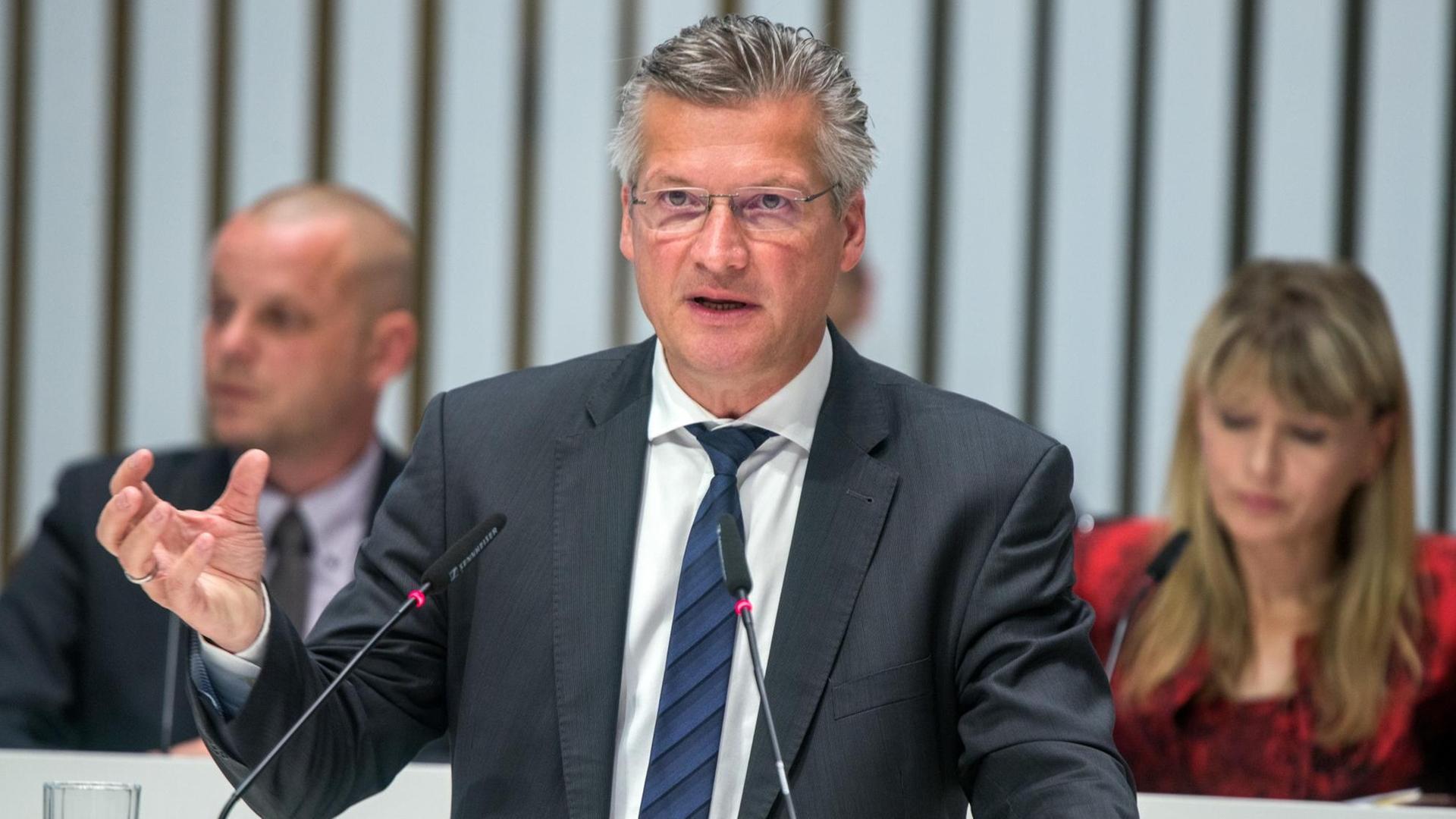 Der Landtagsabgeordnete Wolfgang Waldmüller aus der Fraktion der CDU ist am 27.09.2017 bei der Landtagssitzung in Schwerin (Mecklenburg-Vorpommern) zu sehen. Foto: Jens Büttner/dpa-Zentralbild/dpa | Verwendung weltweit Der Landtagsabgeordnete Wolfgang Waldmüller aus der Fraktion der CDU ist am 27.09.2017 bei der Landtagssitzung in Schwerin (Mecklenburg-Vorpommern) zu sehen. Foto: Jens Büttner/dpa-Zentralbild/dpa | Verwendung weltweit