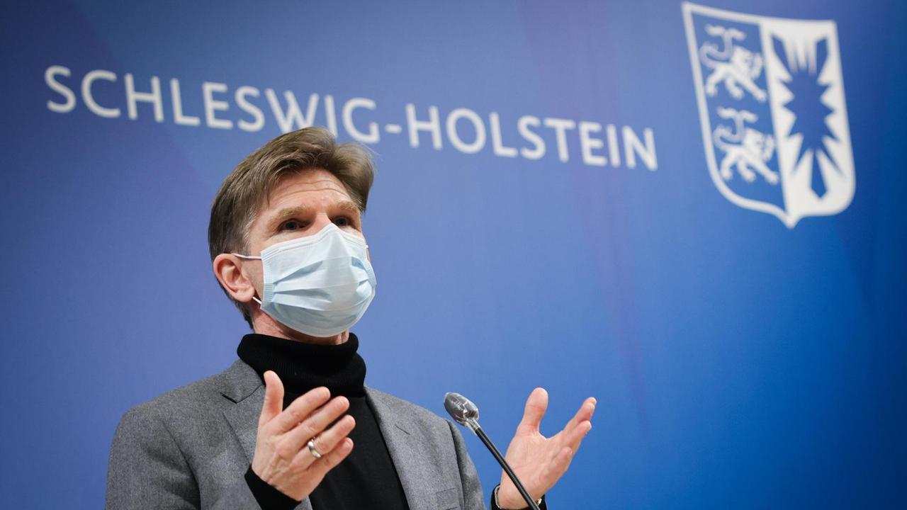 Heiner Garg (FDP), Gesundheitsminister von Schleswig-Holstein, spricht auf einer Pressekonferenz im Foyer des Landeshauses in Kiel
