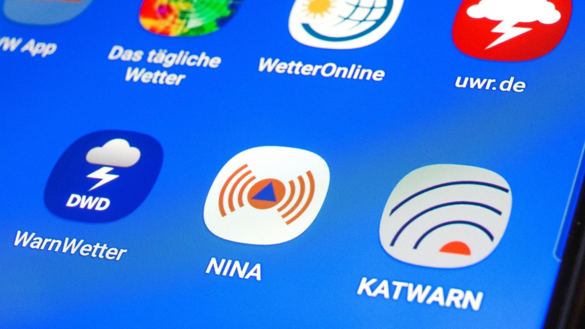 Unwetter- und Katastrophen-Warnapps NINA, KATWARN, WarnWetter auf einem Smartphone Unwetter- und Katastrophen-Warnapps NINA, KATWARN, WarnWetter auf einem Smartphone
