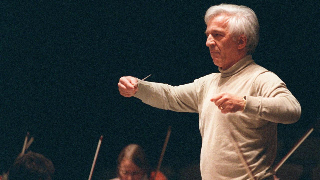 Der 1963 ausgebürgerte russische Pianist, Kammermusiker und Dirigent Vladimir Ashkenazy dirigiert 1999 das Deutsche Symphonie-Orchester Berlin im Forum Leverkusen. Der 1963 ausgebürgerte russische Pianist, Kammermusiker und Dirigent Vladimir Ashkenazy dirigiert 1999 das Deutsche Symphonie-Orchester Berlin im Forum Leverkusen.