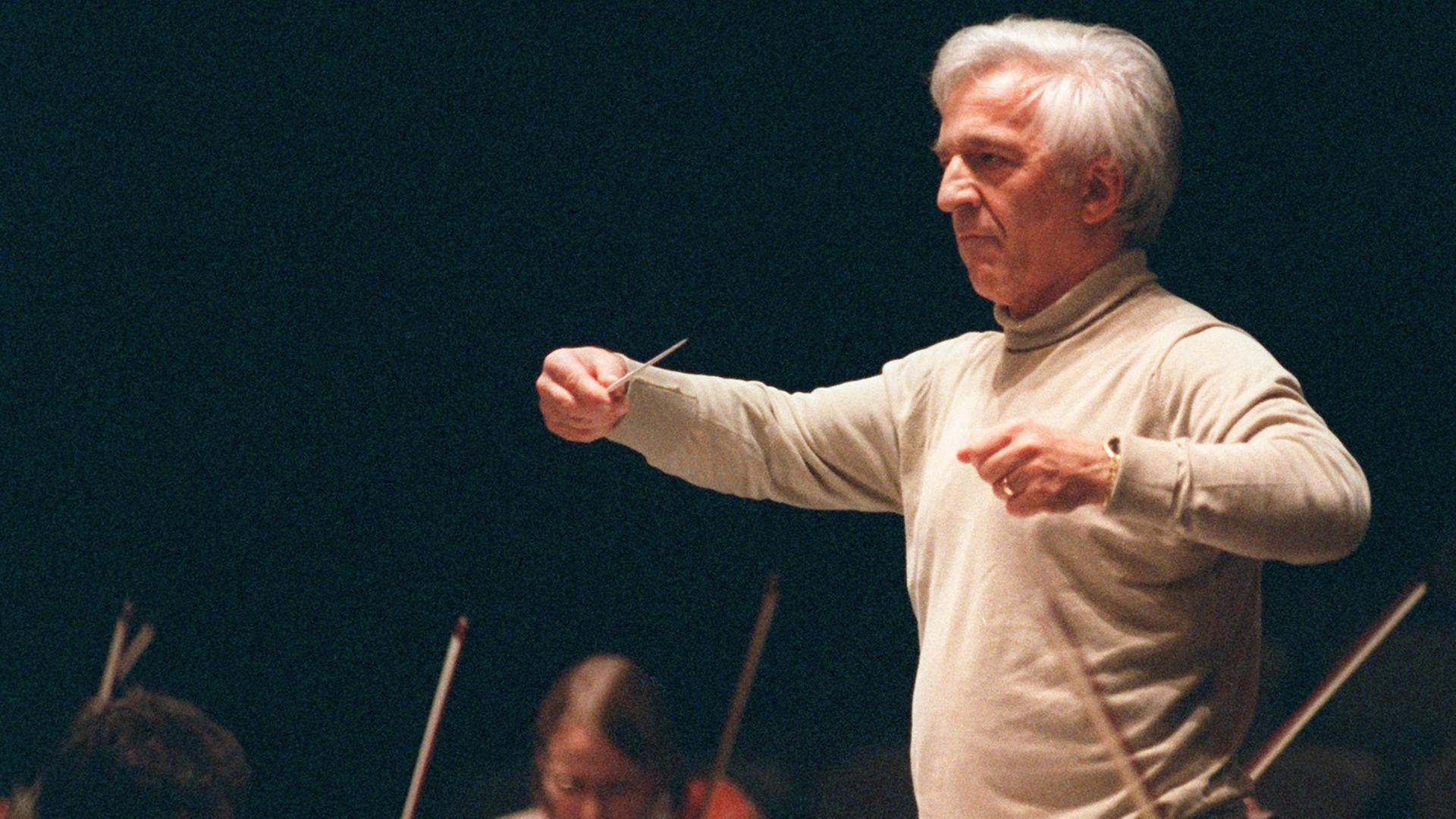 Der 1963 ausgebürgerte russische Pianist, Kammermusiker und Dirigent Vladimir Ashkenazy dirigiert 1999 das Deutsche Symphonie-Orchester Berlin im Forum Leverkusen. Der 1963 ausgebürgerte russische Pianist, Kammermusiker und Dirigent Vladimir Ashkenazy dirigiert 1999 das Deutsche Symphonie-Orchester Berlin im Forum Leverkusen.