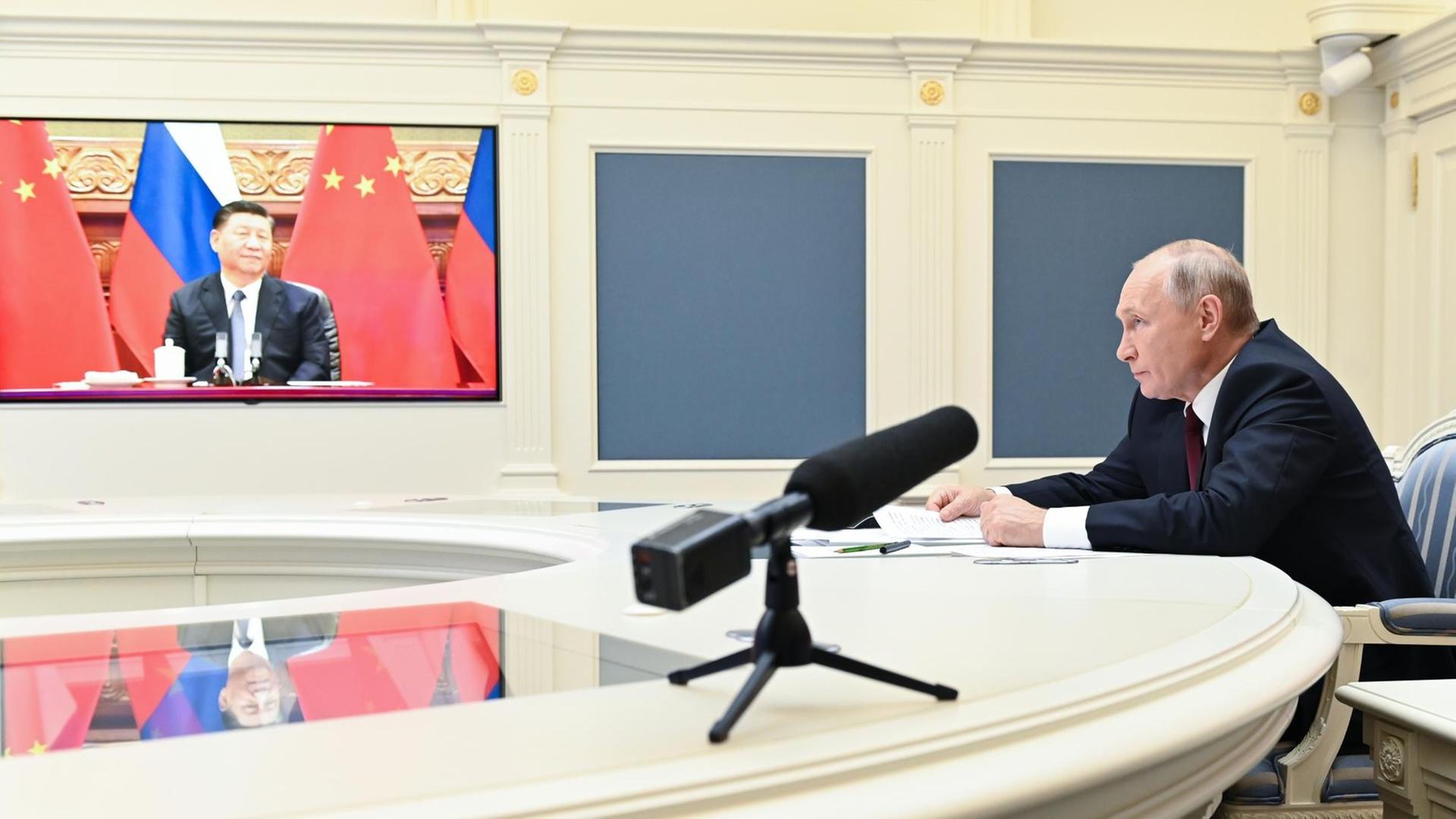 Der chinesische Staats- und Parteichef Xi Jinping und Russlands Präsident Wladimir Putin bei ihrem Videogespräch zur Verständigung des chinesisch-russichen Nachbarschaftsvertrags. Der chinesische Staats- und Parteichef Xi Jinping und Russlands Präsident Wladimir Putin bei ihrem Videogespräch zur Verständigung des chinesisch-russichen Nachbarschaftsvertrags.