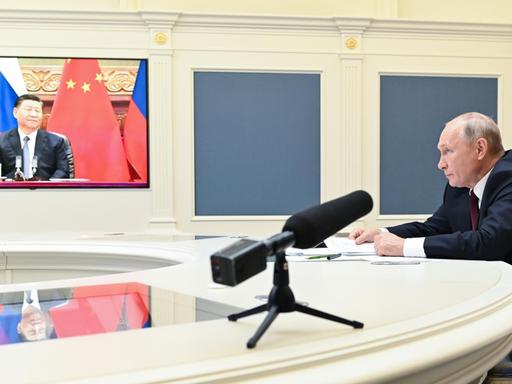 Der chinesische Staats- und Parteichef Xi Jinping und Russlands Präsident Wladimir Putin bei ihrem Videogespräch zur Verständigung des chinesisch-russichen Nachbarschaftsvertrags.