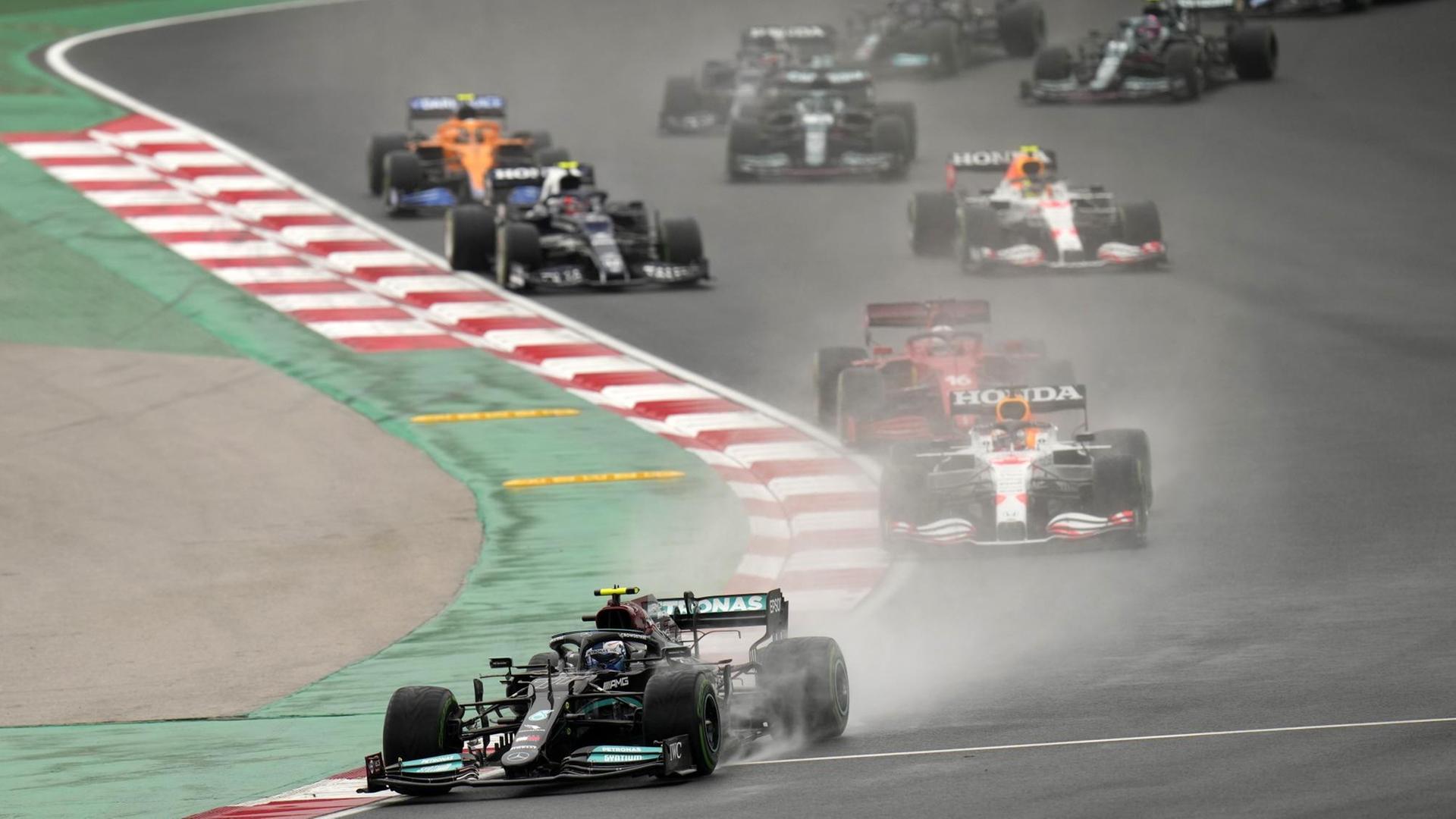 Valtteri Bottas aus Finnland vom Team Mercedes führt das Feld an. Valtteri Bottas aus Finnland vom Team Mercedes führt das Feld an.