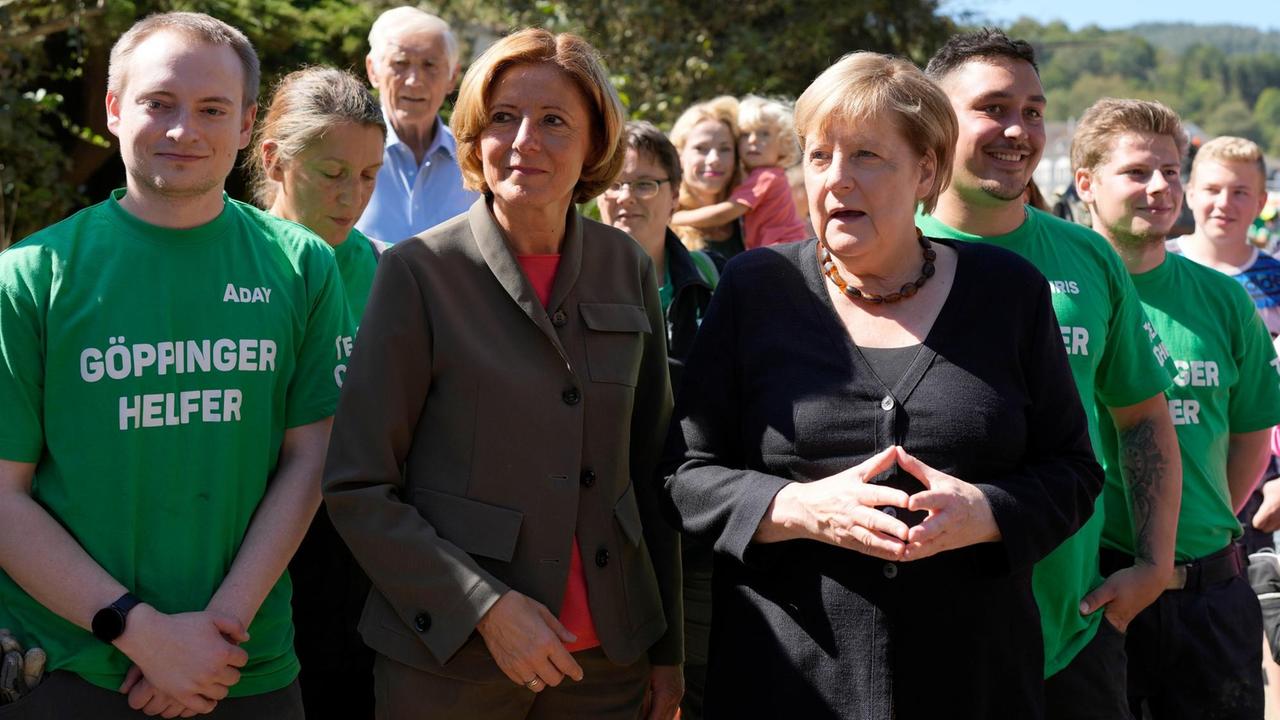 Bundeskanzlerin Angela Merkel (CDU, rechts) steht am 03.09.2021 für ein Foto mit freiwilligen Helfern neben der rheinland-pfälzischen Ministerpräsidentin Malu Dreyer (Mitte) bei ihrem Besuch im hochwassergeschädigten Altenahr.