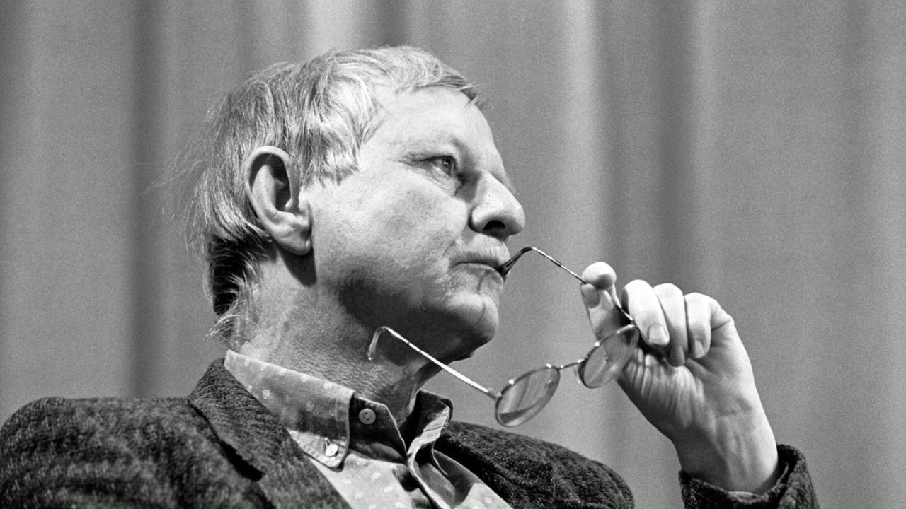 Das schwarz-weisse Foto zeigt Hans Magnus Enzensberger im Profil. Der Blick geht einem Gedanken nach, seine Brille hat er in der linken Hand. Das schwarz-weisse Foto zeigt Hans Magnus Enzensberger im Profil. Der Blick geht einem Gedanken nach, seine Brille hat er in der linken Hand.