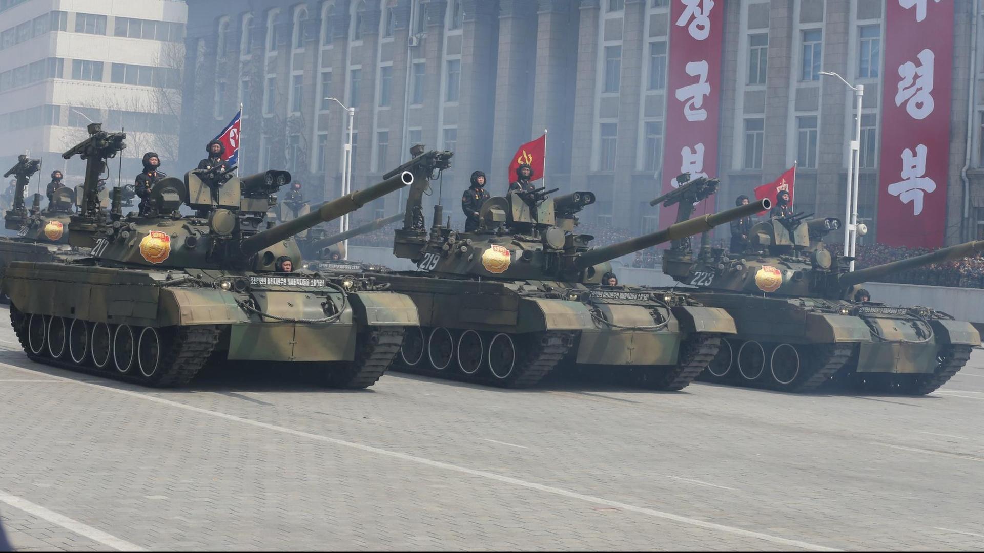 Militärparade in Nordkorea anlässlich des 105. Geburtstag des vor 23 Jahren gestorbenen Präsidenten Kim Il Sung. Militärparade in Nordkorea anlässlich des 105. Geburtstag des vor 23 Jahren gestorbenen Präsidenten Kim Il Sung.