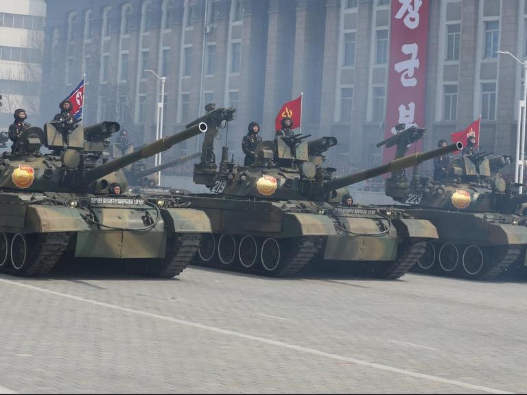 Militärparade in Nordkorea anlässlich des 105. Geburtstag des vor 23 Jahren gestorbenen Präsidenten Kim Il Sung.
