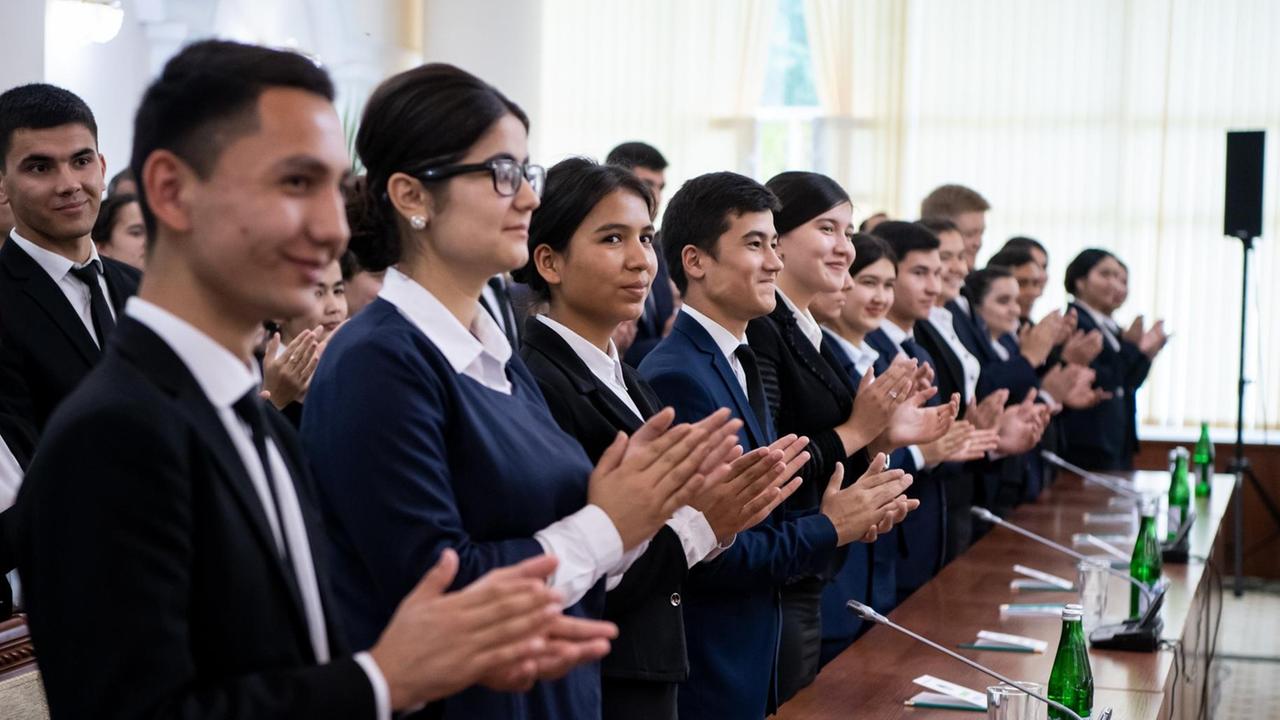 29.05.2019, Usbekistan, Urgantsch: Studierende der Universität Urgantsch und Deutsch-Schüler des 2. Lyzeums Urgantsch, einer Schule, die an der deutschen Pasch-Initiative teilnimmt, klatschen, als Bundespräsident Steinmeier und seine Frau in den Raum zum Gespräch kommen. 29.05.2019, Usbekistan, Urgantsch: Studierende der Universität Urgantsch und Deutsch-Schüler des 2. Lyzeums Urgantsch, einer Schule, die an der deutschen Pasch-Initiative teilnimmt, klatschen, als Bundespräsident Steinmeier und seine Frau in den Raum zum Gespräch kommen.