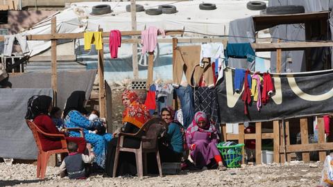 Frauen sitzen am 10.11.2015 im Libanon in der Bekaa Ebene in einem Flüchtlingslager vor ihren Behausungen. Die zumeist syrischen Flüchtlinge aus der Region