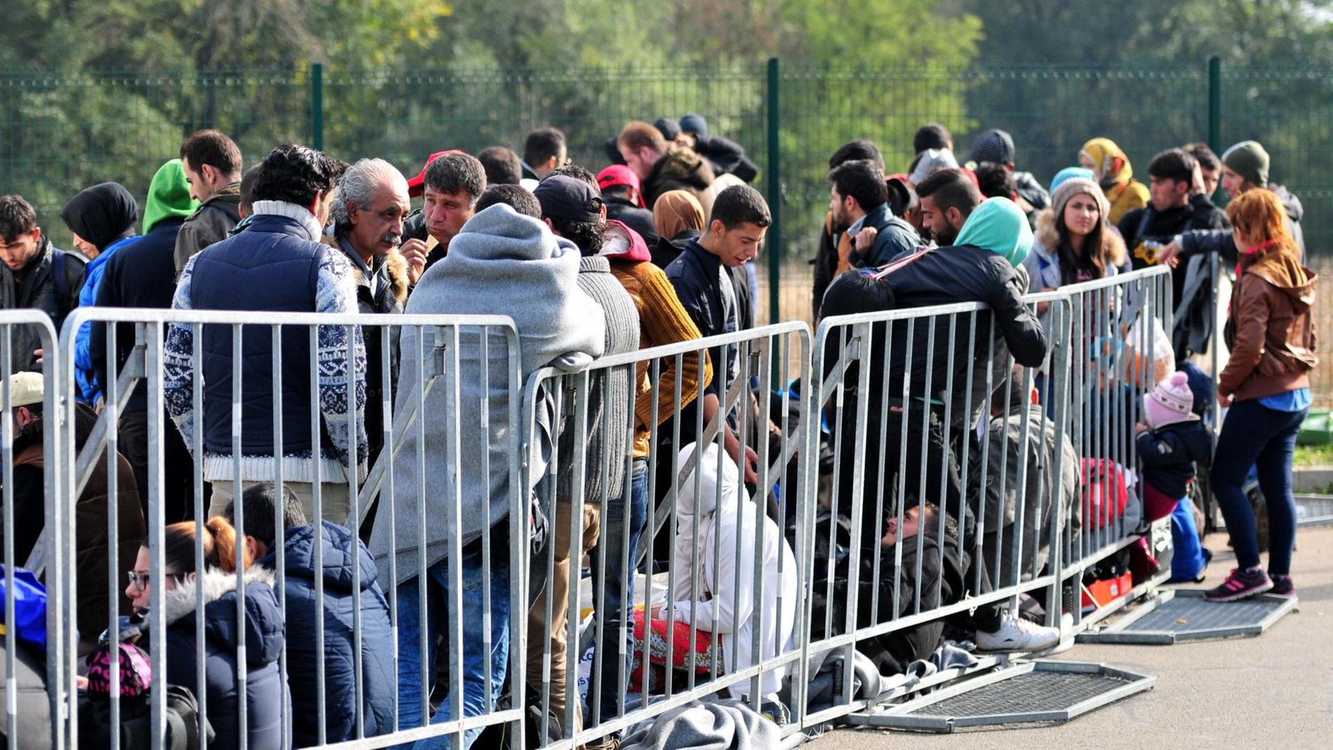 Flüchtlinge warten in Petisovci/Slowenien auf die Möglichkeit, ihre Reise fortzusetzen.