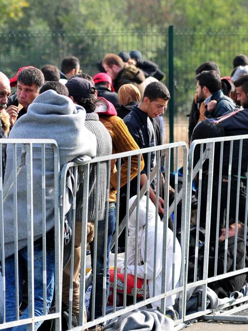 Flüchtlinge warten in Petisovci/Slowenien auf die Möglichkeit, ihre Reise fortzusetzen.