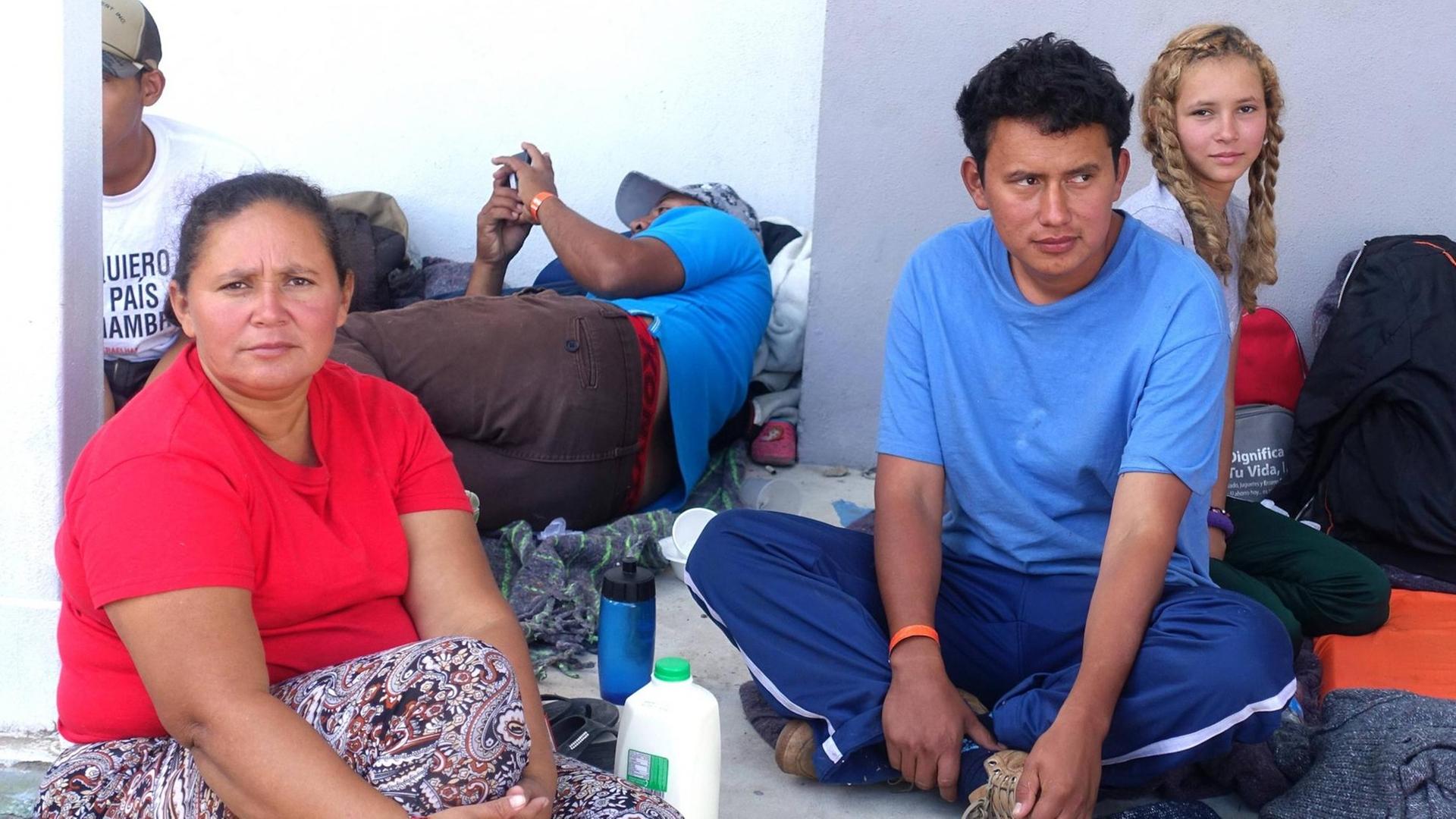 November 2018: In einem Sportzentrum in der mexikanischen Grenzstadt Tijuana sind etwa 2.400 Mittelamerikaner untergebracht, die vor Armut und Gewalt aus ihrer Heimat fluechteten. die Honduranerin Cruz Chicas mit Familie. Sie sind mit einer Migranten-Karawane hier angekommen, um von der Grenzstadt in die USA weiterzureisen. November 2018: In einem Sportzentrum in der mexikanischen Grenzstadt Tijuana sind etwa 2.400 Mittelamerikaner untergebracht, die vor Armut und Gewalt aus ihrer Heimat fluechteten. die Honduranerin Cruz Chicas mit Familie. Sie sind mit einer Migranten-Karawane hier angekommen, um von der Grenzstadt in die USA weiterzureisen.