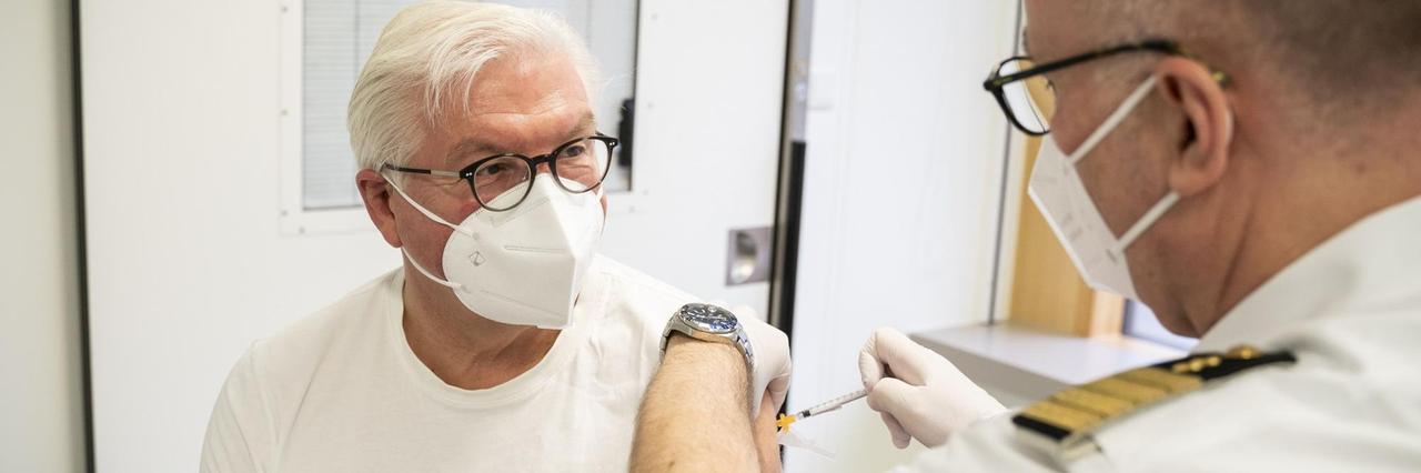 Berlin: Bundespräsident Frank-Walter Steinmeier wird im Bundeswehrkrankenhaus mit dem Impfstoff von Astrazeneca gegen das Coronavirus geimpft. 