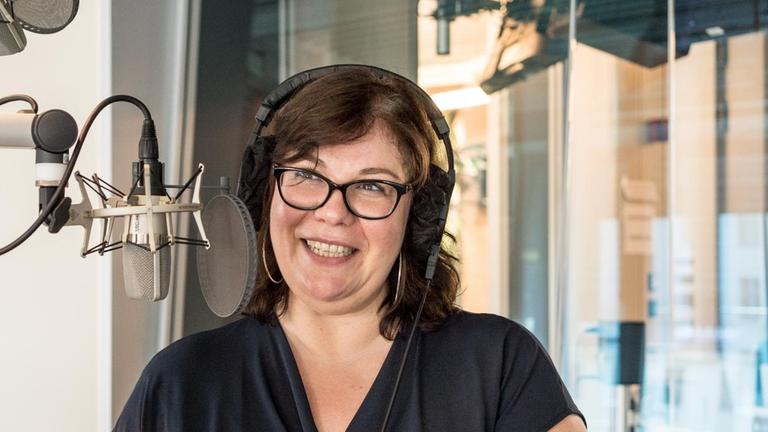 Ebru Taşdemir im Studio 9 im Deutschlandfunk Kultur. Ebru Taşdemir im Studio 9 im Deutschlandfunk Kultur.