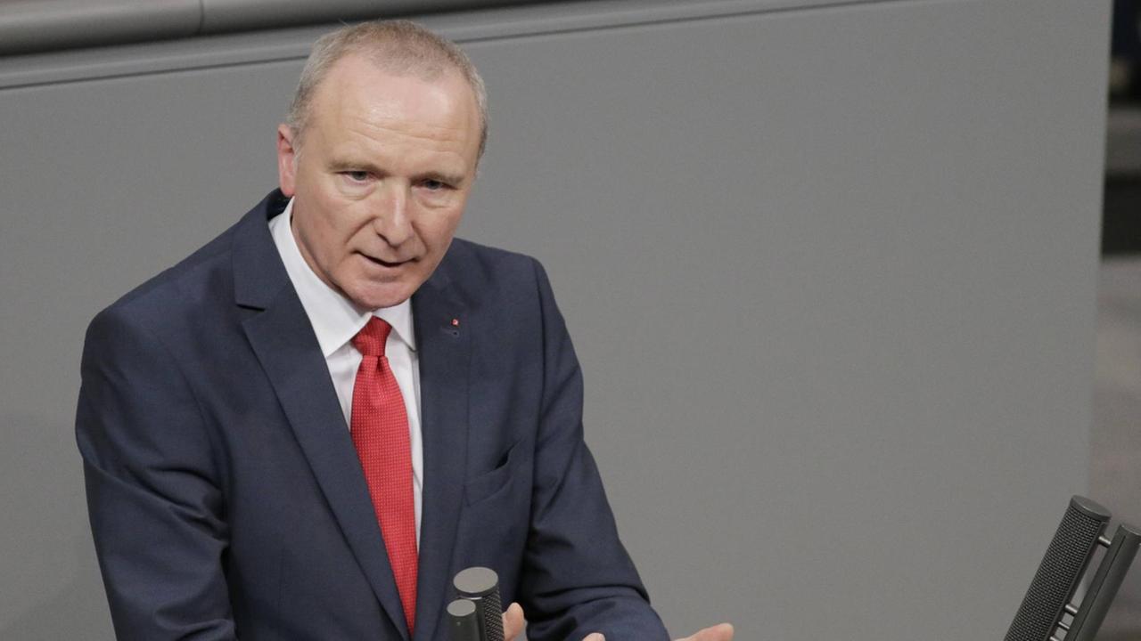 Westphal spricht im schwarzen Jackett in die Mikrofone und gestikuliert mit den Händen. Westphal spricht im schwarzen Jackett in die Mikrofone und gestikuliert mit den Händen.