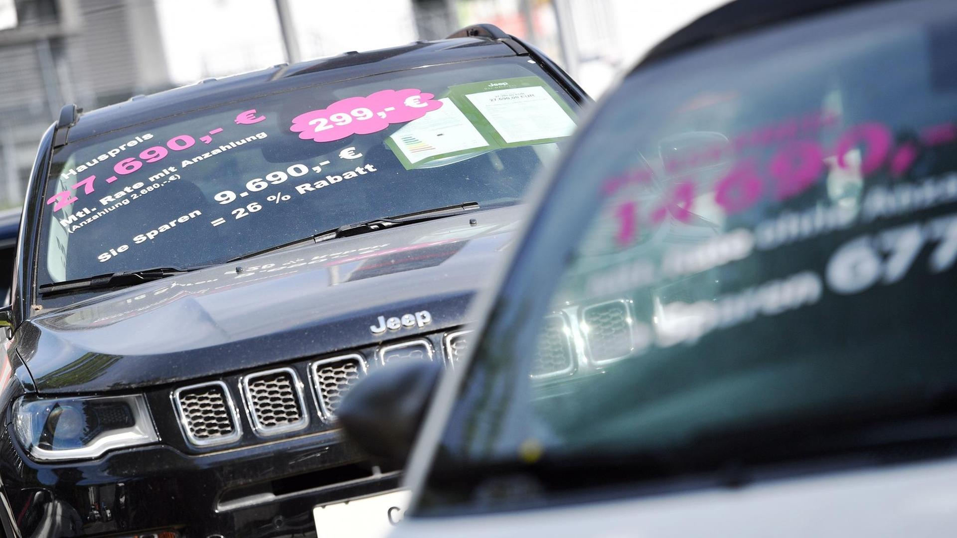Autos zu Sonderpreisen und großen Rabatten stehen bei Autohändlern, Preis und Nachlässe sind an die Windschutzscheiben geklebt Autos zu Sonderpreisen und großen Rabatten stehen bei Autohändlern, Preis und Nachlässe sind an die Windschutzscheiben geklebt