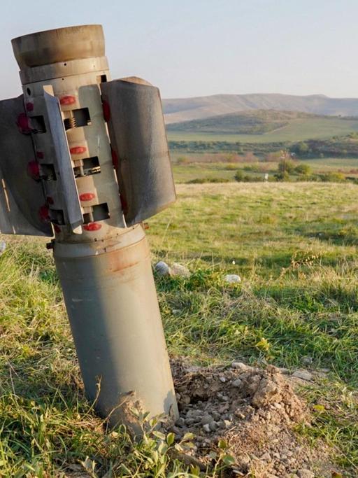 Eine Rakete ist in eine Wiese in der Region Berg-Karabach eingeschlagen.