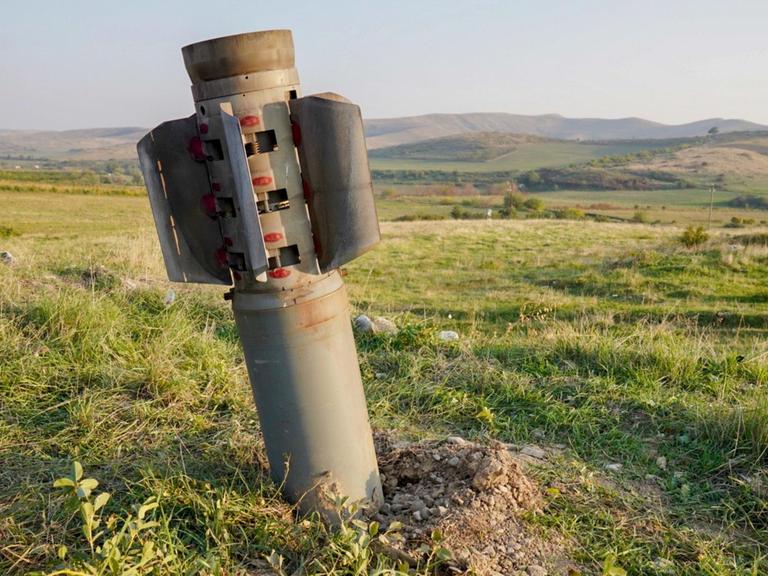 Eine Rakete ist in eine Wiese in der Region Berg-Karabach eingeschlagen.