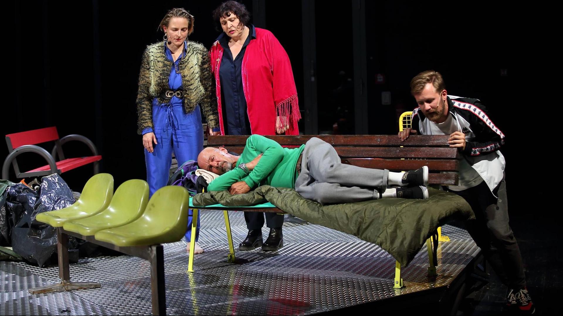 Bettina Hoppe (von links), Alexandra Zipperer, René Wallner und Nico Holonics während der Probe zum Stück "Auf der Straße" im Berliner Ensemble Bettina Hoppe (von links), Alexandra Zipperer, René Wallner und Nico Holonics während der Probe zum Stück "Auf der Straße" im Berliner Ensemble