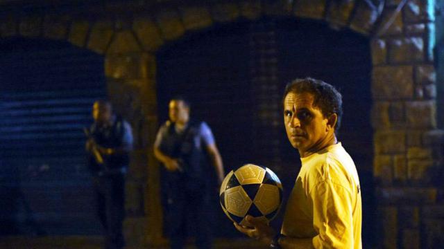 Ein aufgebrachter Anwohner im Stadtteil Copacabana in Rio de Janeiro, umzingelt von Polizisten nach Straßenkrawallen