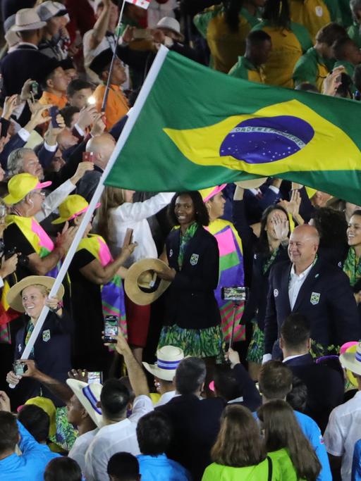 Einzug des brasilianischen Olympia-Teams: Yane Marques trägt die brasilianische Flagge ins Maracana Stadion in Rio de Janeiro.
