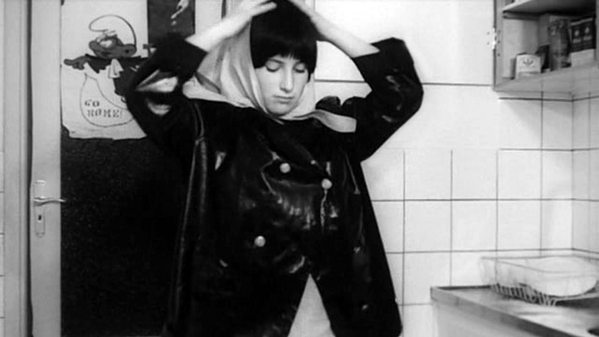 Chantal Akerman als 18-Jährige in der Küche – eine Szene aus ihrem ersten Film "Saute ma ville" Chantal Akerman als 18-Jährige in der Küche – eine Szene aus ihrem ersten Film "Saute ma ville"
