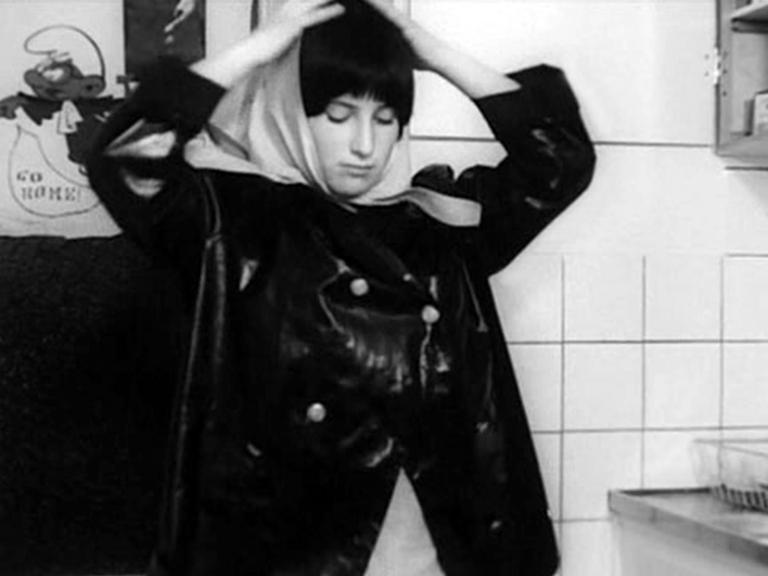 Chantal Akerman als 18-Jährige in der Küche – eine Szene aus ihrem ersten Film "Saute ma ville"