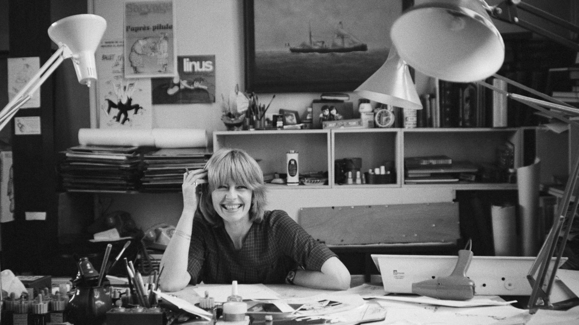 Die französische Cartoonistin Claire Bretecher in ihrem Atelier am 1.1.1979 Die französische Cartoonistin Claire Bretecher in ihrem Atelier am 1.1.1979