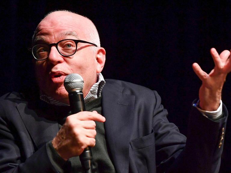 US-Autor Michael Wolff stellt bei der deutschen Buchpremiere in der Volksbühne sein Enthüllungsbuch "Feuer und Zorn" vor.