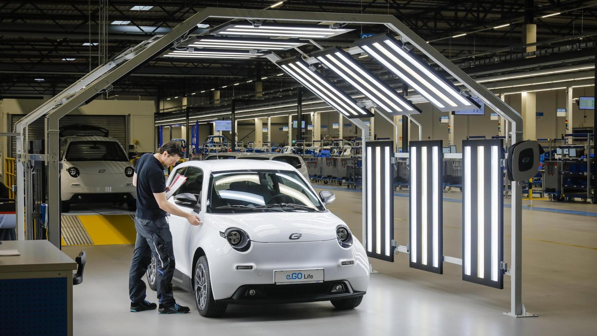Ein Mitarbeiter bei der Endkontrolle eines e.GO Life Elektroautos in der Montagehalle in Aachen Ein Mitarbeiter bei der Endkontrolle eines e.GO Life Elektroautos in der Montagehalle in Aachen