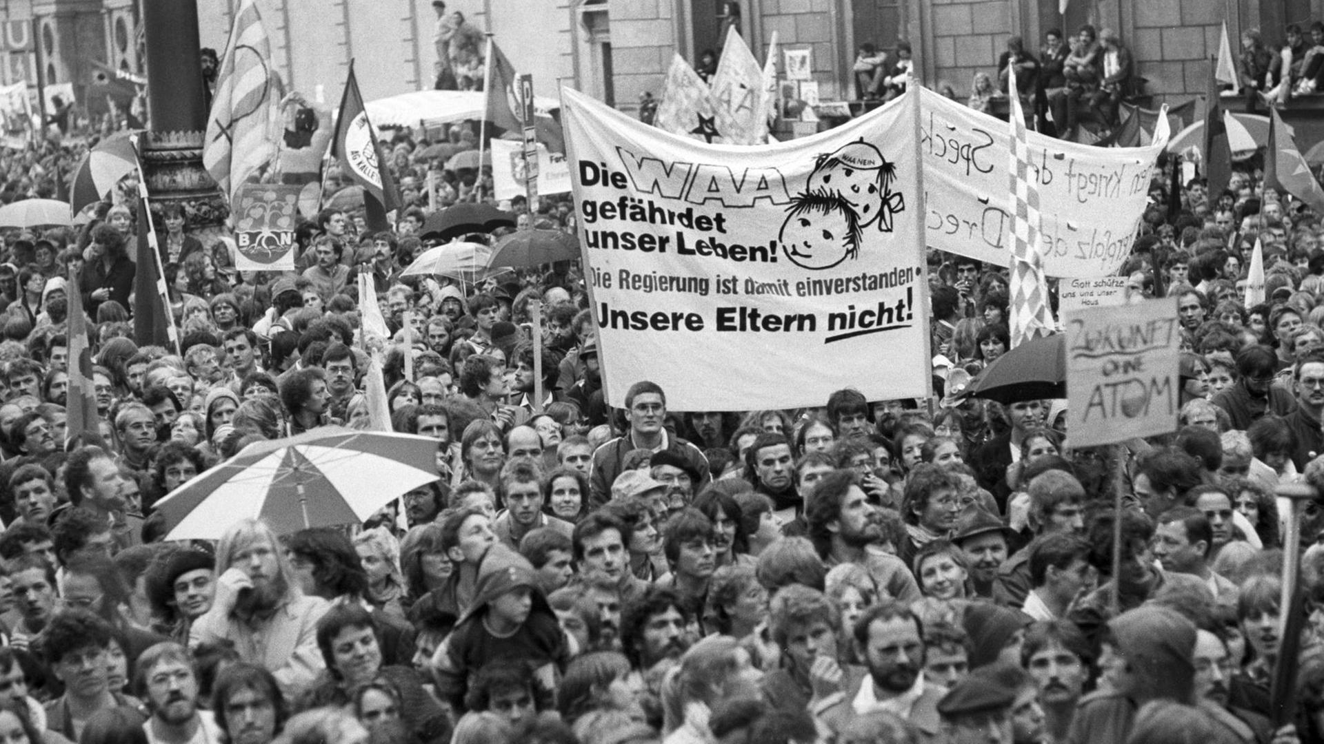 Demonstranten mit Transparenten. In München demonstrieren am 12.10.1985 Atomkraftgegner gegen den geplanten Bau einer Wiederaufarbeitungsanlage für Kernbrennstoffe in Wackersdorf in der Oberpfalz. | Verwendung weltweit Demonstranten mit Transparenten. In München demonstrieren am 12.10.1985 Atomkraftgegner gegen den geplanten Bau einer Wiederaufarbeitungsanlage für Kernbrennstoffe in Wackersdorf in der Oberpfalz. | Verwendung weltweit