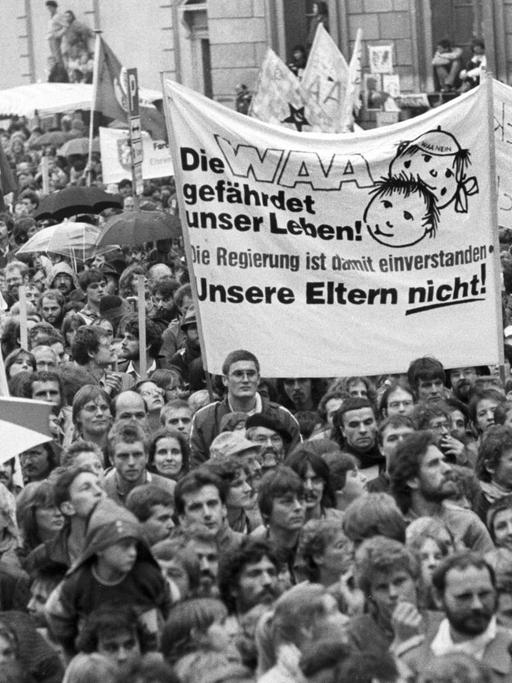 Demonstranten mit Transparenten. In München demonstrieren am 12.10.1985 Atomkraftgegner gegen den geplanten Bau einer Wiederaufarbeitungsanlage für Kernbrennstoffe in Wackersdorf in der Oberpfalz. | Verwendung weltweit