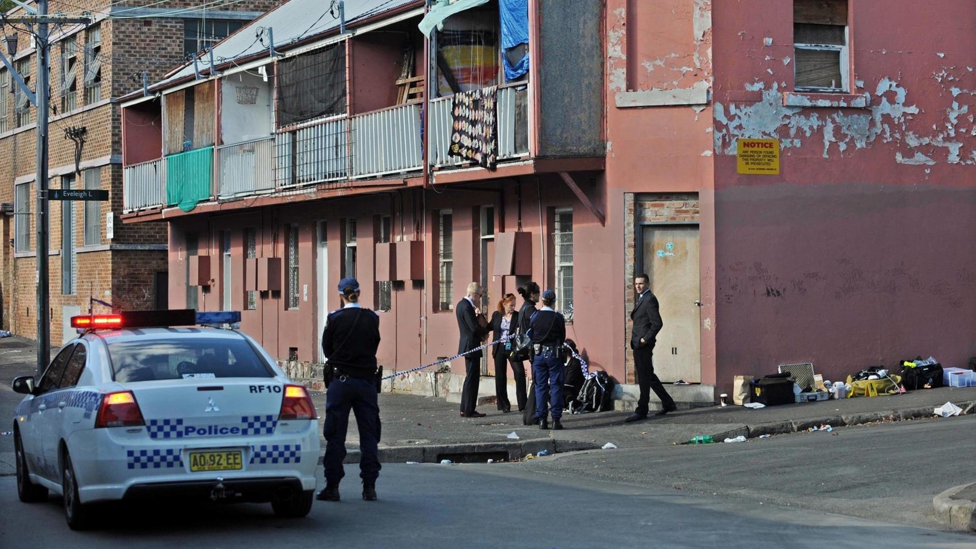 Ein Polizeiauto steht in einem Stadtteil in Sydney, in dem vor allem Aborigines leben.|