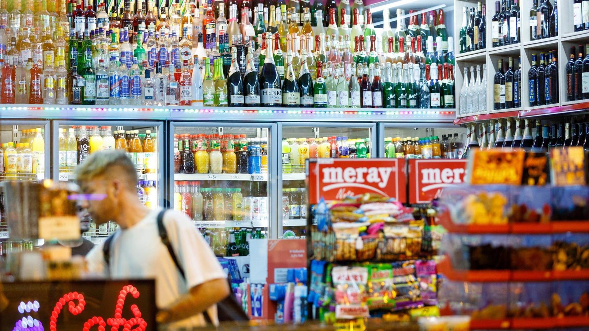 Ein Blick in das Schaufenster eines Kioks bei Nacht. Ein Blick in das Schaufenster eines Kioks bei Nacht.