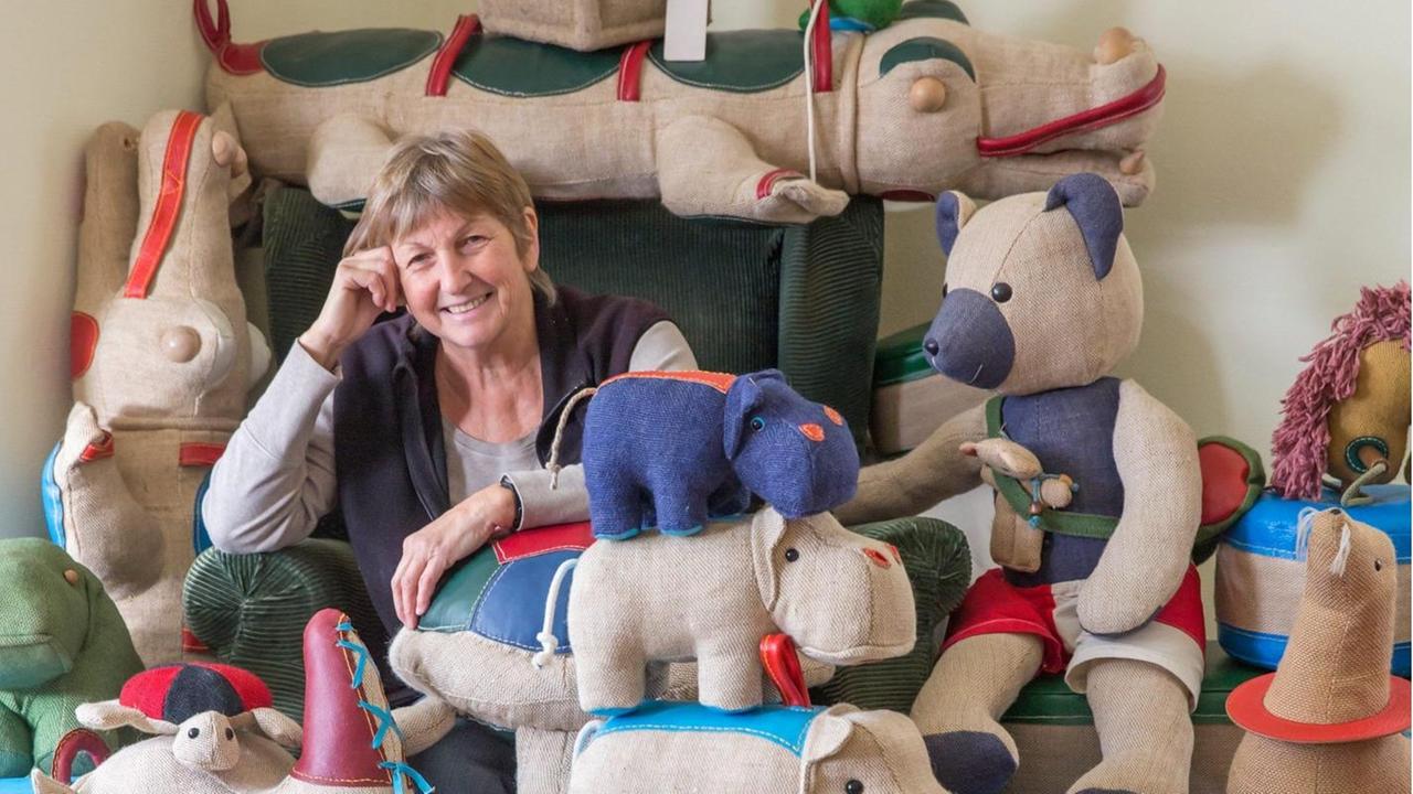 Renate Müller sitzt in ihrer Werkstatt zwischen ihrem Spielzeug Renate Müller sitzt in ihrer Werkstatt zwischen ihrem Spielzeug