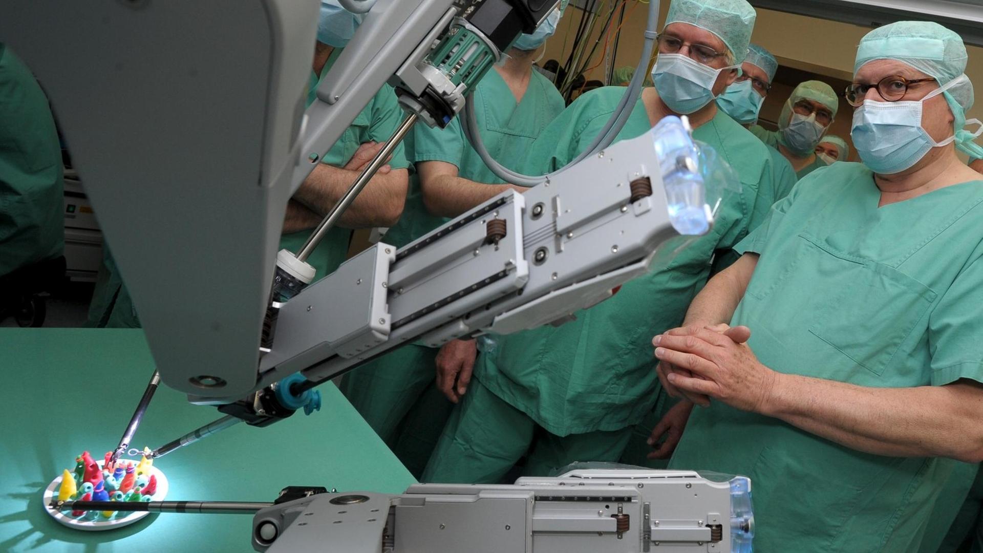 Operationssaal des Universitätsklinikums Halle (Sachsen-Anhalt) an einem modernen Operationsroboter. Das Gerät soll auch bei Prostataoperationen eingesetzt werden. Operationssaal des Universitätsklinikums Halle (Sachsen-Anhalt) an einem modernen Operationsroboter. Das Gerät soll auch bei Prostataoperationen eingesetzt werden.