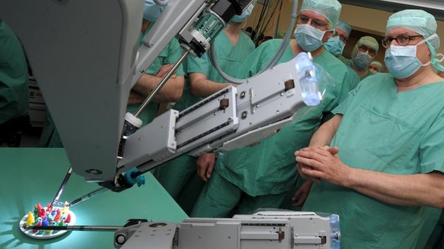 Operationssaal des Universitätsklinikums Halle (Sachsen-Anhalt) an einem modernen Operationsroboter. Das Gerät soll auch bei Prostataoperationen eingesetzt werden.