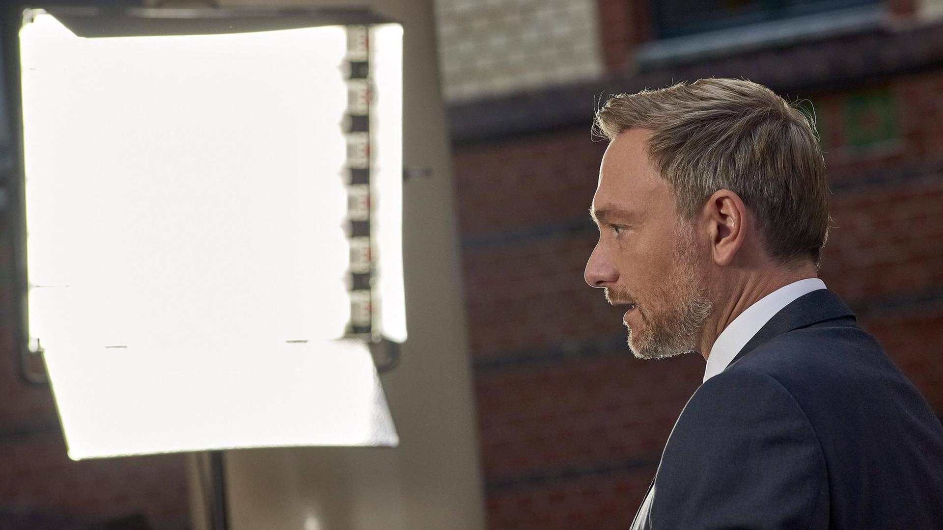 Christian Lindner verkündet Ampel- Koalitionsverhandlungen Deutschland, Berlin, 18.10.2021: Parteichef Christian Lindner erläutert die Entscheidung der Liberalen über die Aufnahme von Verhandlungen einer Ampelkoalition mit der SPD und den Grünen. *** Christian Lindner announces traffic light coalition talks Germany, Berlin, 18 10 2021 Party leader Christian Lindner explains the Liberals decision to start negotiations on a traffic light coalition with the SPD and the Greens Christian Lindner verkündet Ampel- Koalitionsverhandlungen Deutschland, Berlin, 18.10.2021: Parteichef Christian Lindner erläutert die Entscheidung der Liberalen über die Aufnahme von Verhandlungen einer Ampelkoalition mit der SPD und den Grünen. *** Christian Lindner announces traffic light coalition talks Germany, Berlin, 18 10 2021 Party leader Christian Lindner explains the Liberals decision to start negotiations on a traffic light coalition with the SPD and the Greens