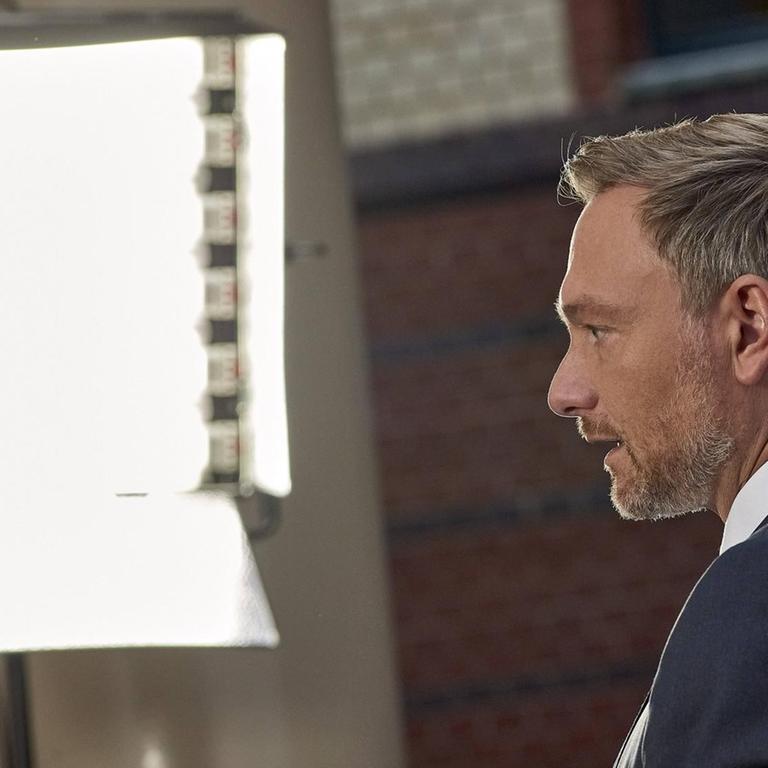 Christian Lindner verkündet Ampel- Koalitionsverhandlungen Deutschland, Berlin, 18.10.2021: Parteichef Christian Lindner erläutert die Entscheidung der Liberalen über die Aufnahme von Verhandlungen einer Ampelkoalition mit der SPD und den Grünen. *** Christian Lindner announces traffic light coalition talks Germany, Berlin, 18 10 2021 Party leader Christian Lindner explains the Liberals decision to start negotiations on a traffic light coalition with the SPD and the Greens