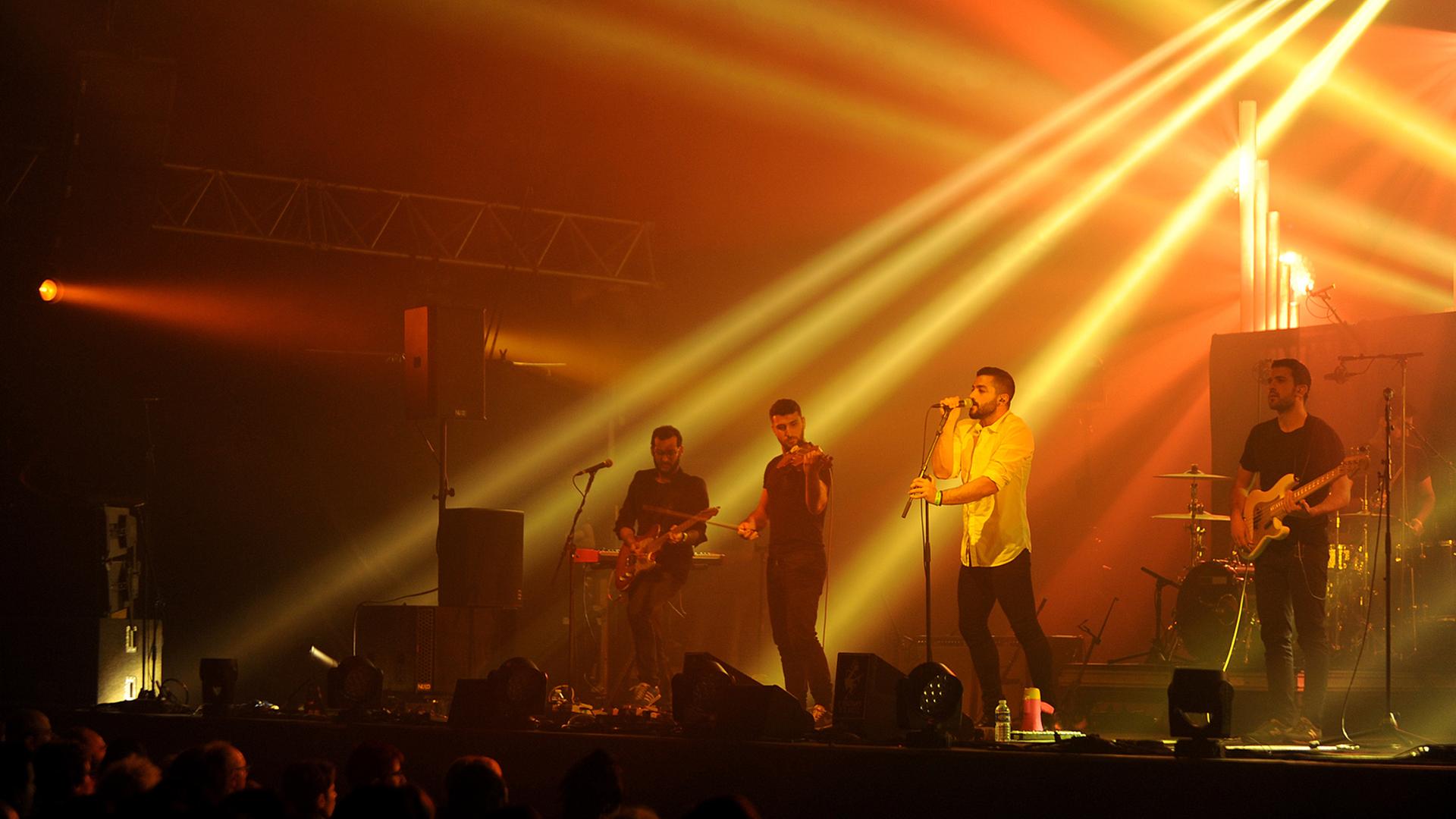 Die libanesische Indie-Rock-Band Mashrou' Leila bei einem Auftritt im französischen Bourges am 26.04.2015 Die libanesische Indie-Rock-Band Mashrou' Leila bei einem Auftritt im französischen Bourges am 26.04.2015