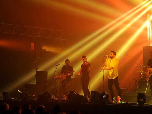 Die libanesische Indie-Rock-Band Mashrou' Leila bei einem Auftritt im französischen Bourges am 26.04.2015
