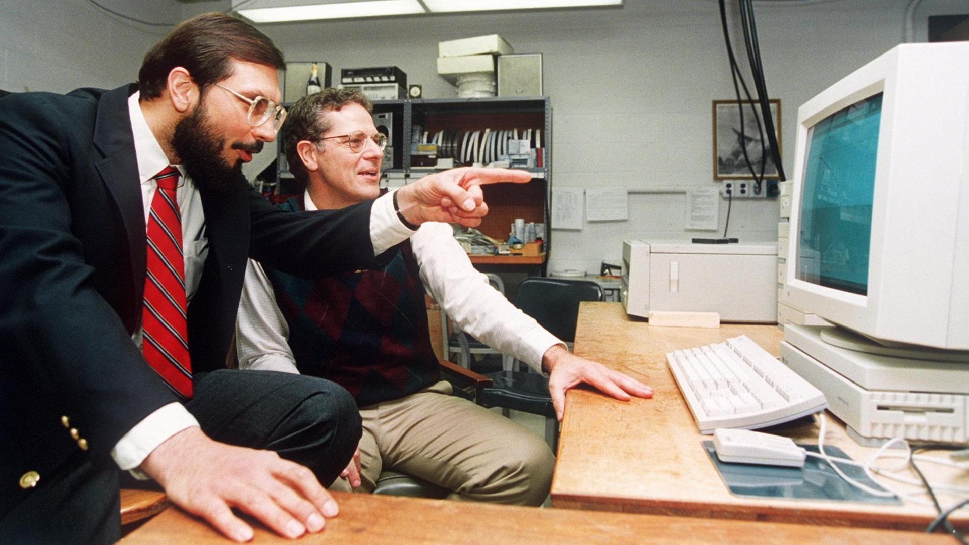 Die amerikanischen Astronomen Russell A. Hulse (l) und Joseph H. Taylor jr. (r) demonstrieren am 13. Oktober 1993 in Princeton (New Jersey) am Bildschirm das Projekt, für das sie 1993 mit dem Nobelpreis für Physik ausgezeichnet werden. Sie hatten vor 19 Jahren einen neuen Typus von Pulsaren entdeckt. Die amerikanischen Astronomen Russell A. Hulse (l) und Joseph H. Taylor jr. (r) demonstrieren am 13. Oktober 1993 in Princeton (New Jersey) am Bildschirm das Projekt, für das sie 1993 mit dem Nobelpreis für Physik ausgezeichnet werden. Sie hatten vor 19 Jahren einen neuen Typus von Pulsaren entdeckt.