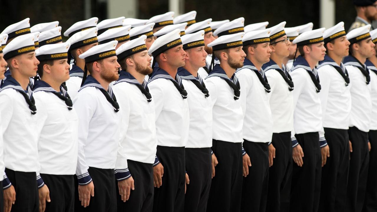 Rekruten der Marine auf dem Paradeplatz am Bendlerblock in Berlin während der Gelöbnisfeier
