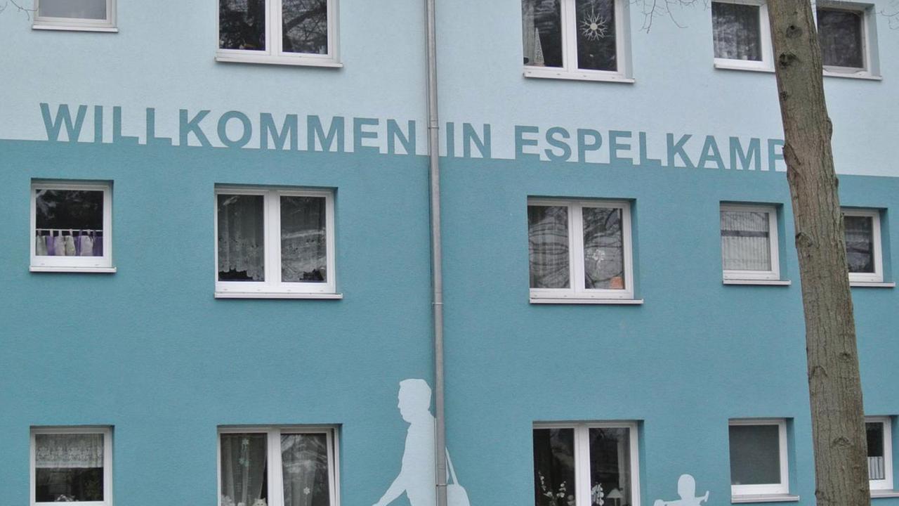 Auf einer Häuserwand steht: Willkommen in Espelkamp.