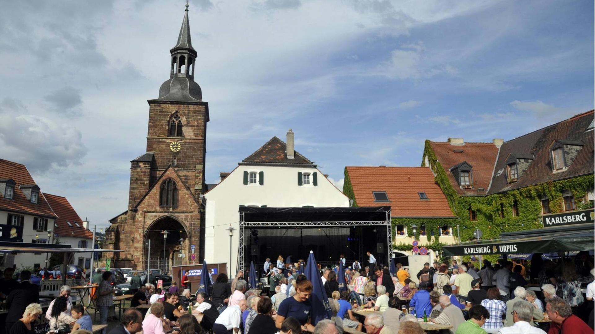 Bei einem Dorffest sitzen viele Menschen auf Bierbanken. Bei einem Dorffest sitzen viele Menschen auf Bierbanken.
